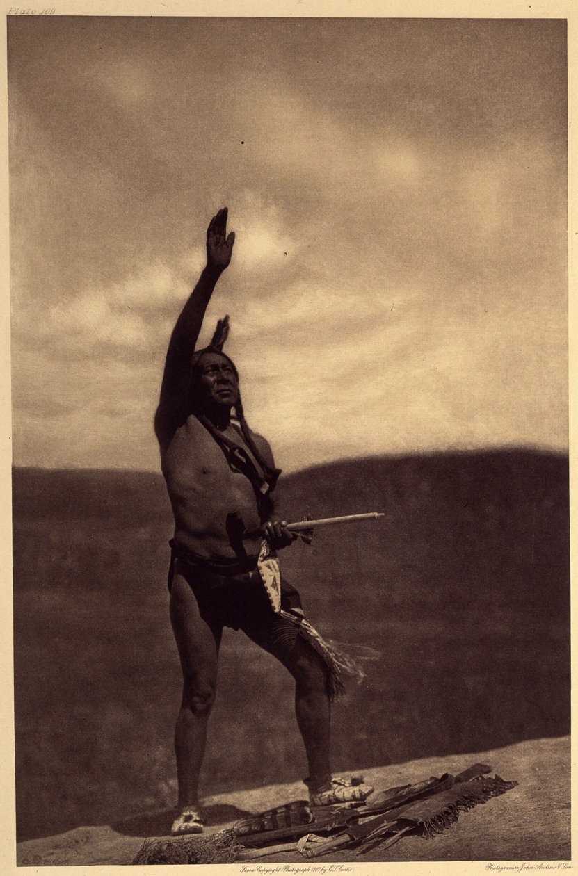 Sioux çağrısı. Kutsal alanlar, çoğunlukla, [...] efsanevi bir anlamla yüklenen, yuvarlanan taştan veya diğer kayalardan oluşan büyük kayalardır. Rahipler ve savaş ağaları, doğaüstü güçlerden yardım istemek için oraya gittiler. Büyük taş blok by Edward Sheriff Curtis