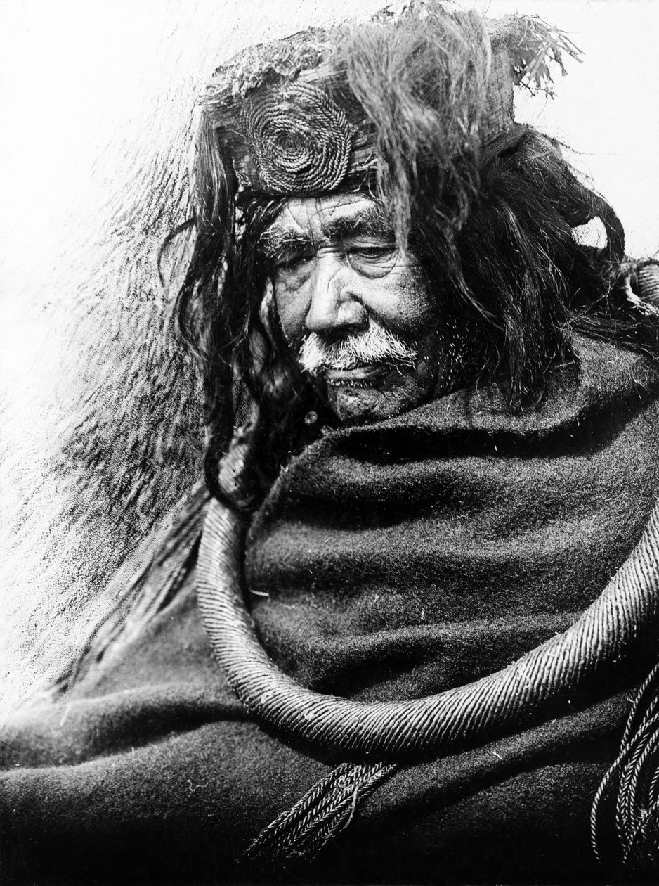 Hamatsa, Nakoaktok c. 1910 Nakoaktok adamının yarı boy portresi, yüzü sola dönük, sedir kökü tören halkası takıyor. by Edward Sheriff Curtis