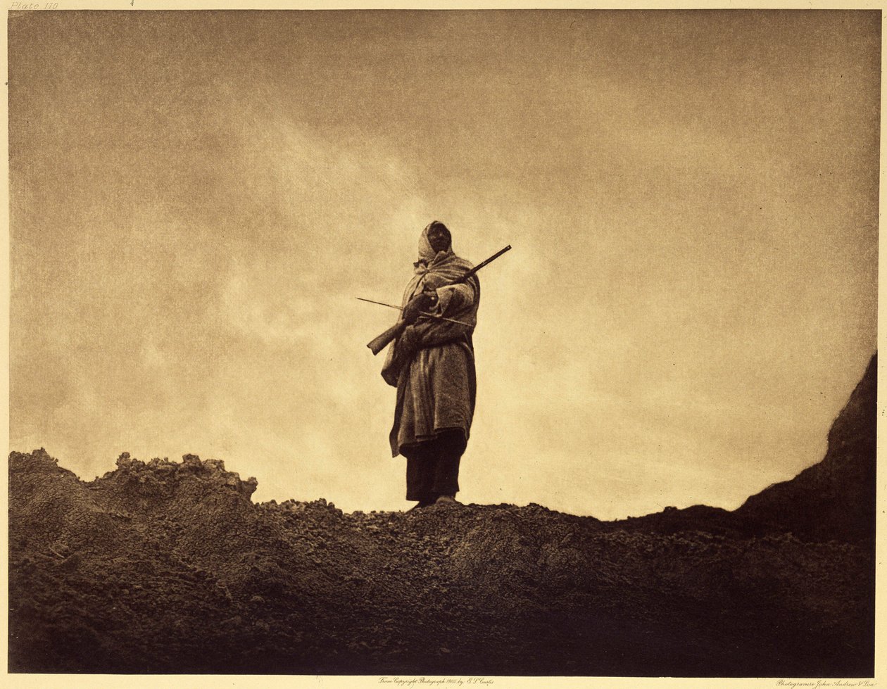 Koyun-koyun avcısı Sioux. Bad Lands'in en ulaşılmaz yerlerinde otlayan dağ koyunları, yalnızca en cüretkar avcılar tarafından aranırdı. Fotoğraf, Edward S. Curtis'in Kuzey Amerika Kızılderilileri hakkındaki ansiklopedisinin (1868-1952) 3. cildinden by Edward Sheriff Curtis