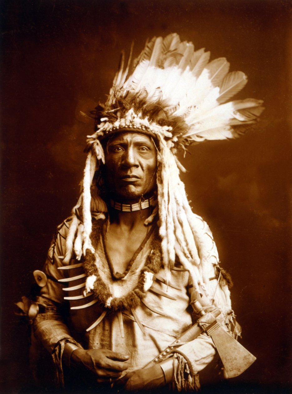 Gelincik Kuyruğu, Piegan, Tomahawk ile, yak. 1900, fotoğraf Edward S. Curtis by Edward Sheriff Curtis