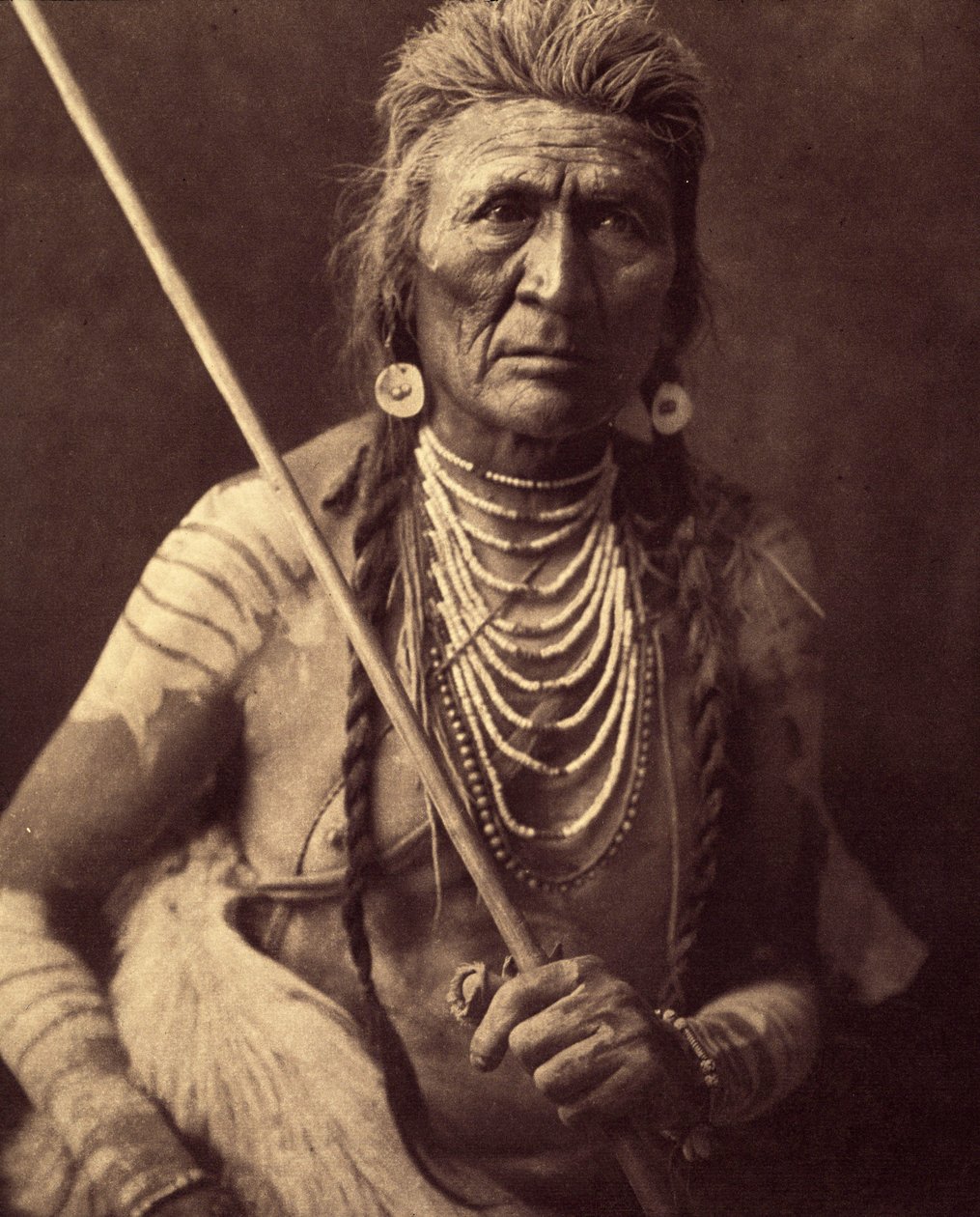 Kurt, Kızılderili Apsaroke (Kurt - Apsaroke bazen Absaroke olarak da yazılır) Fotoğraf Edward S. Curtis (1868-1952) tarafından Theodore Roosevelt'in önsözüyle Kuzey Amerika Kızılderilileri hakkında yayımladığı ansiklopedinin 4. cildinden alınmıştır. 19 by Edward Sheriff Curtis