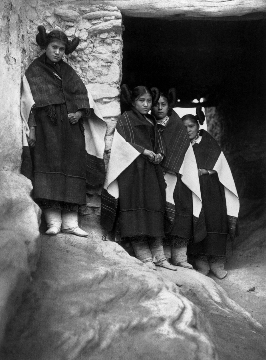 Walpi köyünde (Arizona) genç Hopi yerlileri by Edward Sheriff Curtis
