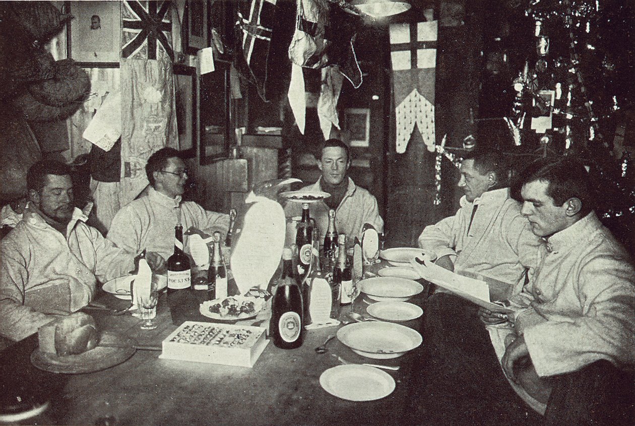 Subaylar, Kış Ortası Günü yemeği, İngiliz Antarktika Seferi, Cape Evans, 22 Haziran 1912 (s/b fotoğraf) by Edward W. Nelson