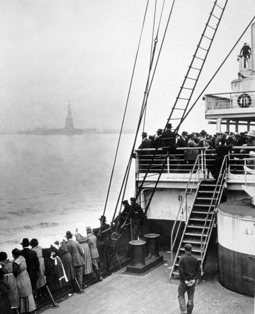 New York, Ellis Adası'na göçmenlerin gelişi, fotoğraf: Edwin Levick, c. 1905 by Edwin Levick