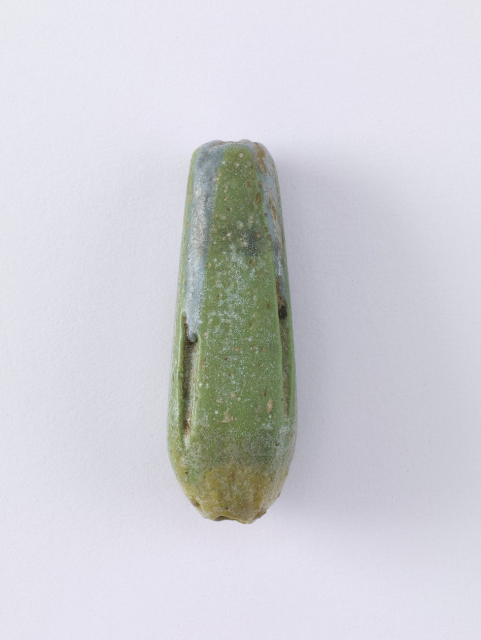 Kapalı çiçek formunda boncuk kolye, muhtemelen Geç Dönem veya Saite Dönemi, MÖ 664-525 (kil) by Egyptian
