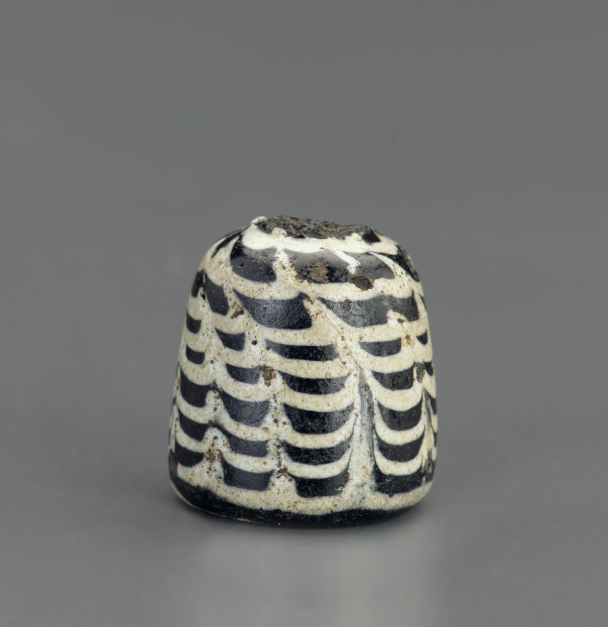 Satranç taşı, Fatımi hanedanı, 10.-12. yüzyıl (cam) by Egyptian