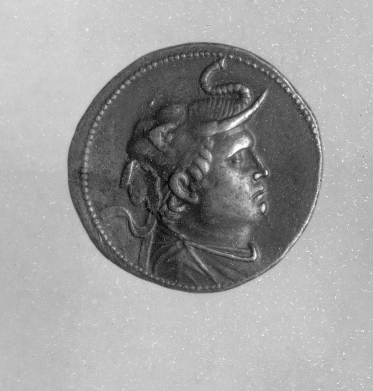 Ptolemy I (367BC- 283BC) tarafından basılan ve Büyük İskender'i (356BC-323BC) bir fil başlığı ve bir koç boynuzu (gümüş) takarken gösteren sikke by Egyptian
