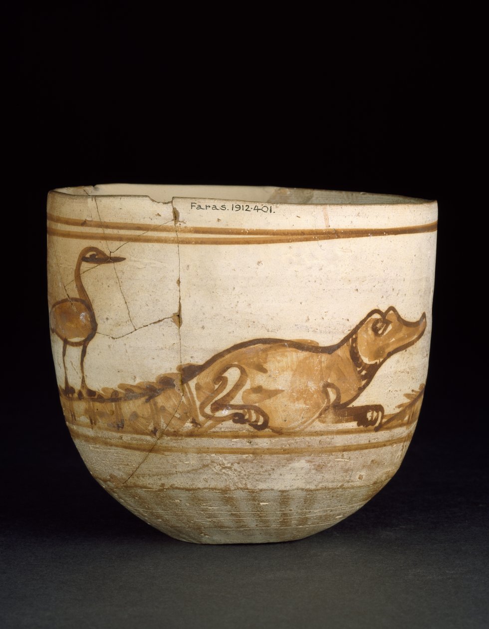 Kuyruklarında kuşlar olan iki timsah sahnesiyle kırmızıyla süslenmiş fincan, 101-300 (pişmiş nil silti, beyaz yıkanmış ve boyanmış) by Egyptian