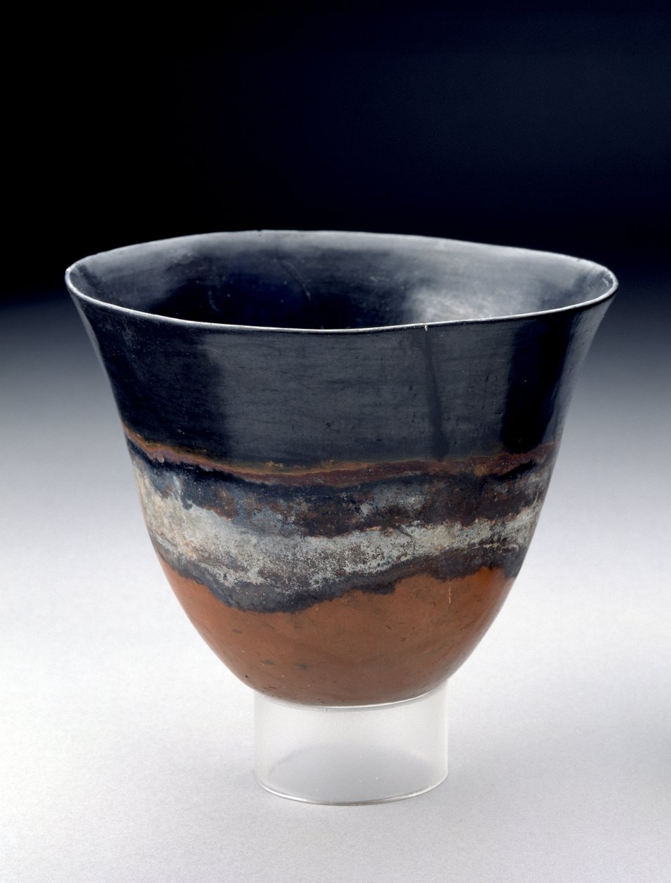 Beyaz bir bantla ayrılmış parlak kırmızı ve siyah dış yüzeyli derin kase, kerma kabı, 13.-14. Hanedanlar, MÖ 1755-1640 (pişmiş kil) by Egyptian