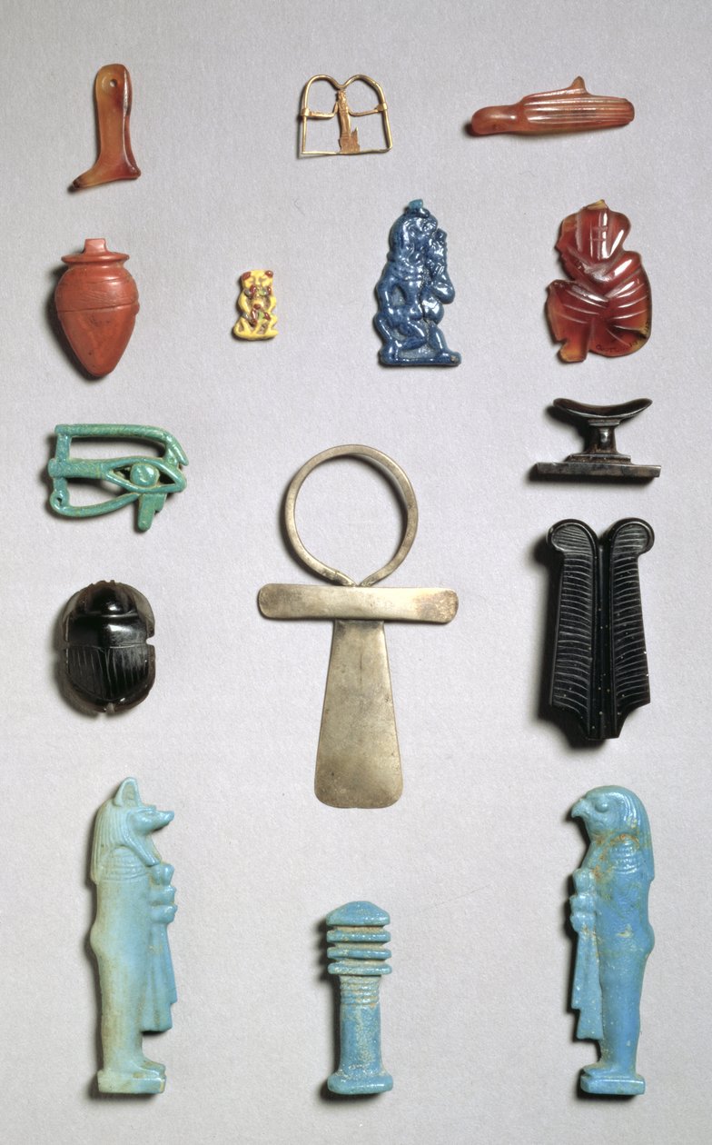 Mısır tılsımları, boncuklar ve kolyeler (altın, fayans ve yarı değerli taşlar) by Egyptian