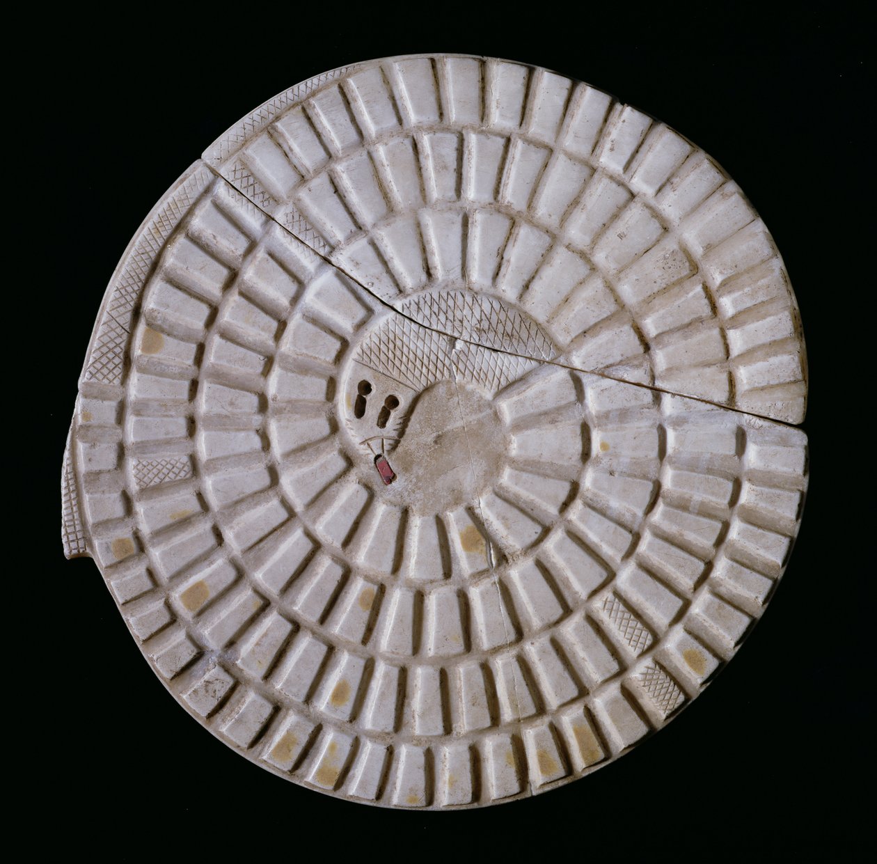 Yılan oyunu "Mehen" için kullanılan Mısır yılanı şekilli oyun tahtası, MÖ 3. yüzyıl (yeşim kakmalı kaymaktaşı) by Egyptian