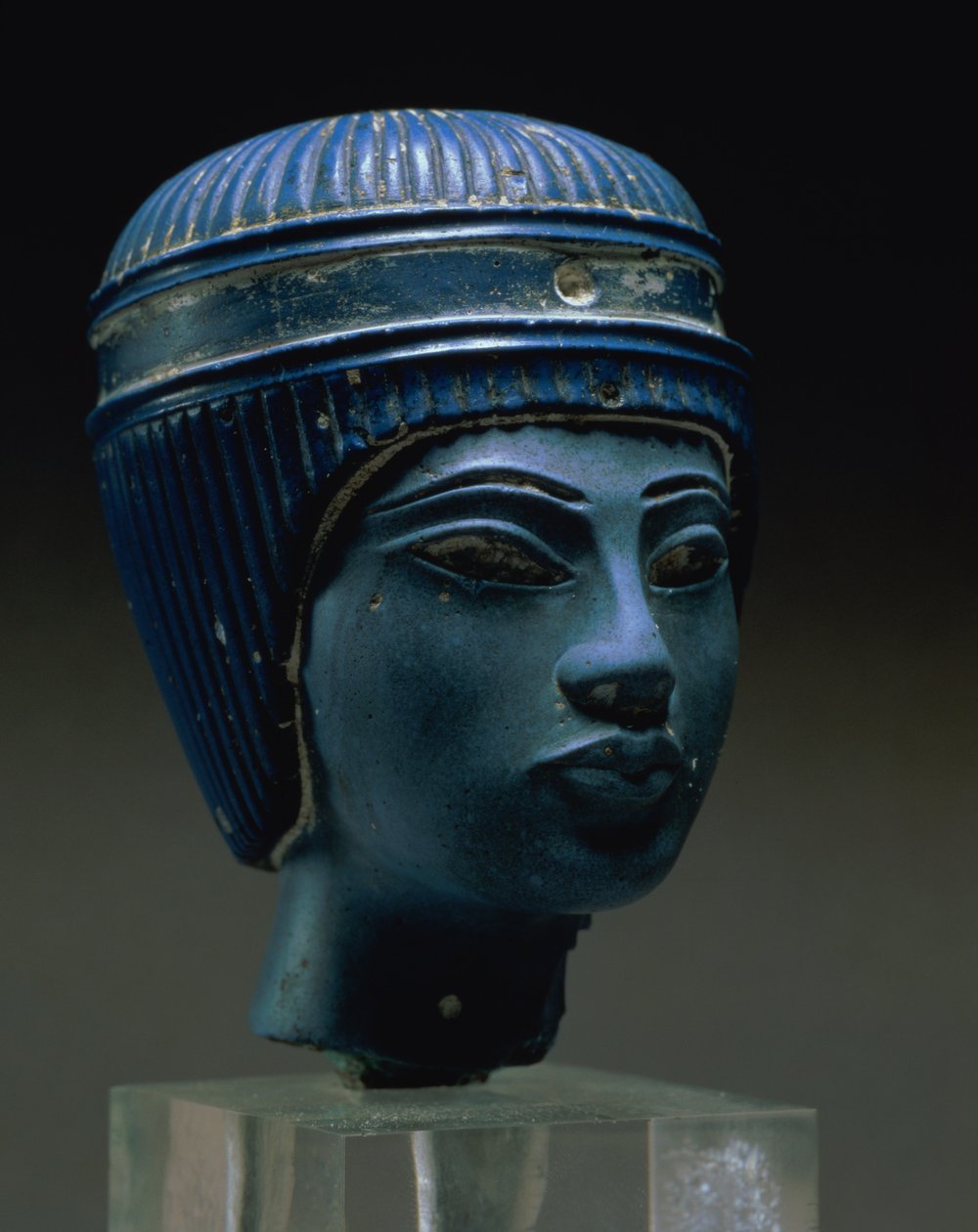 Aslen Tutankhamun (preslenmiş cam) olduğu düşünülen sahte kraliyet başı (ayrıca bkz. 154086) by Egyptian