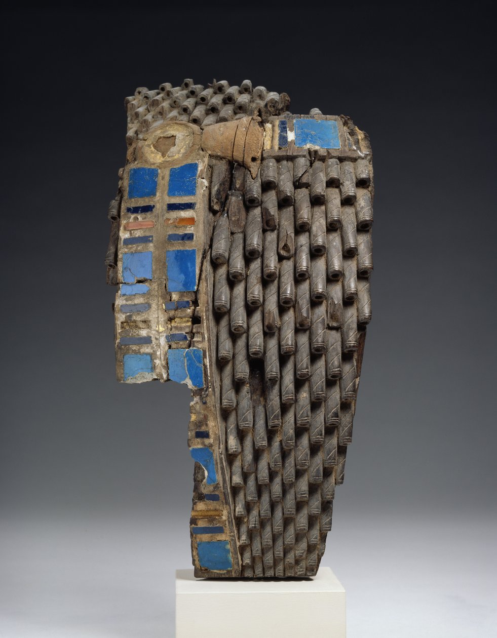 Ahşaptan yontulmuş bir kraliyet peruğu parçası, 18.-19. Hanedan, MÖ 1540-1190 (ahşap, fayans, ham deri, carnelian) by Egyptian
