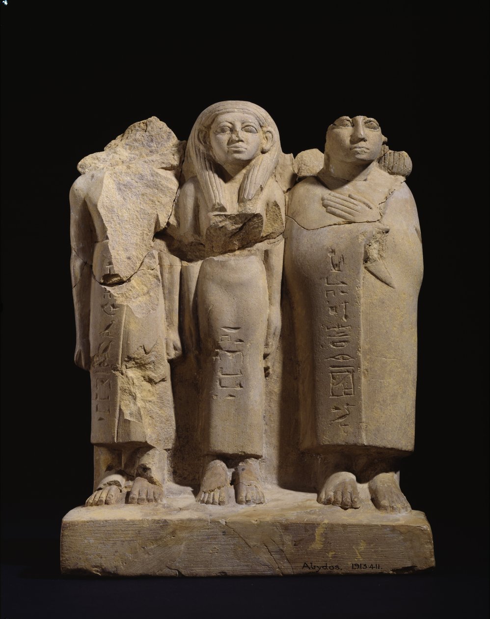 3 figürlü grup heykelciği, 12. Hanedan Sonu - 13. Hanedan Başları, MÖ 1800-1700 civarı (kırmızı ve siyah boya izleri olan oyulmuş sarı kumtaşı) by Egyptian