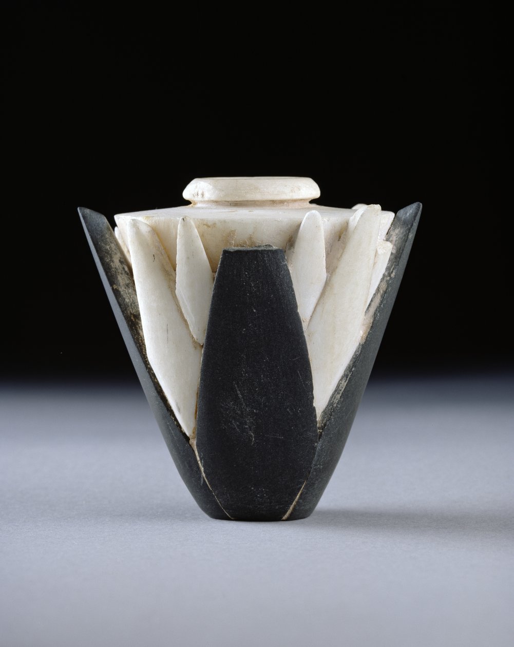 Lotus küpü, Erken Hanedan Dönemi (y.2950-c.2575) (traverten, arjilit ve alçı) by Egyptian