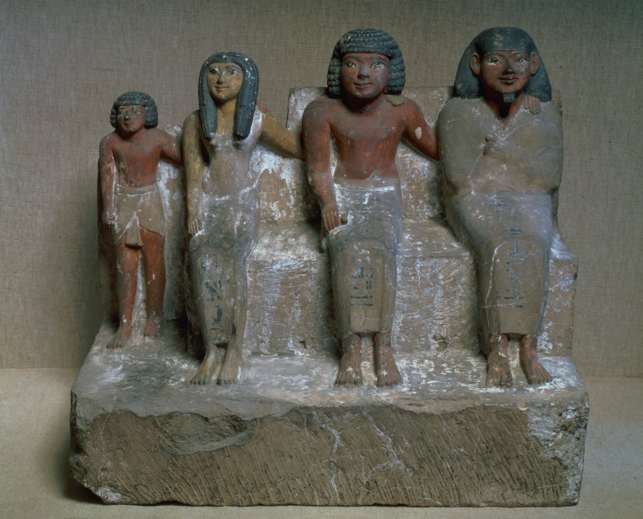 Bir aile grubunun heykelciği (tebeşir üzerine pigment) by Egyptian