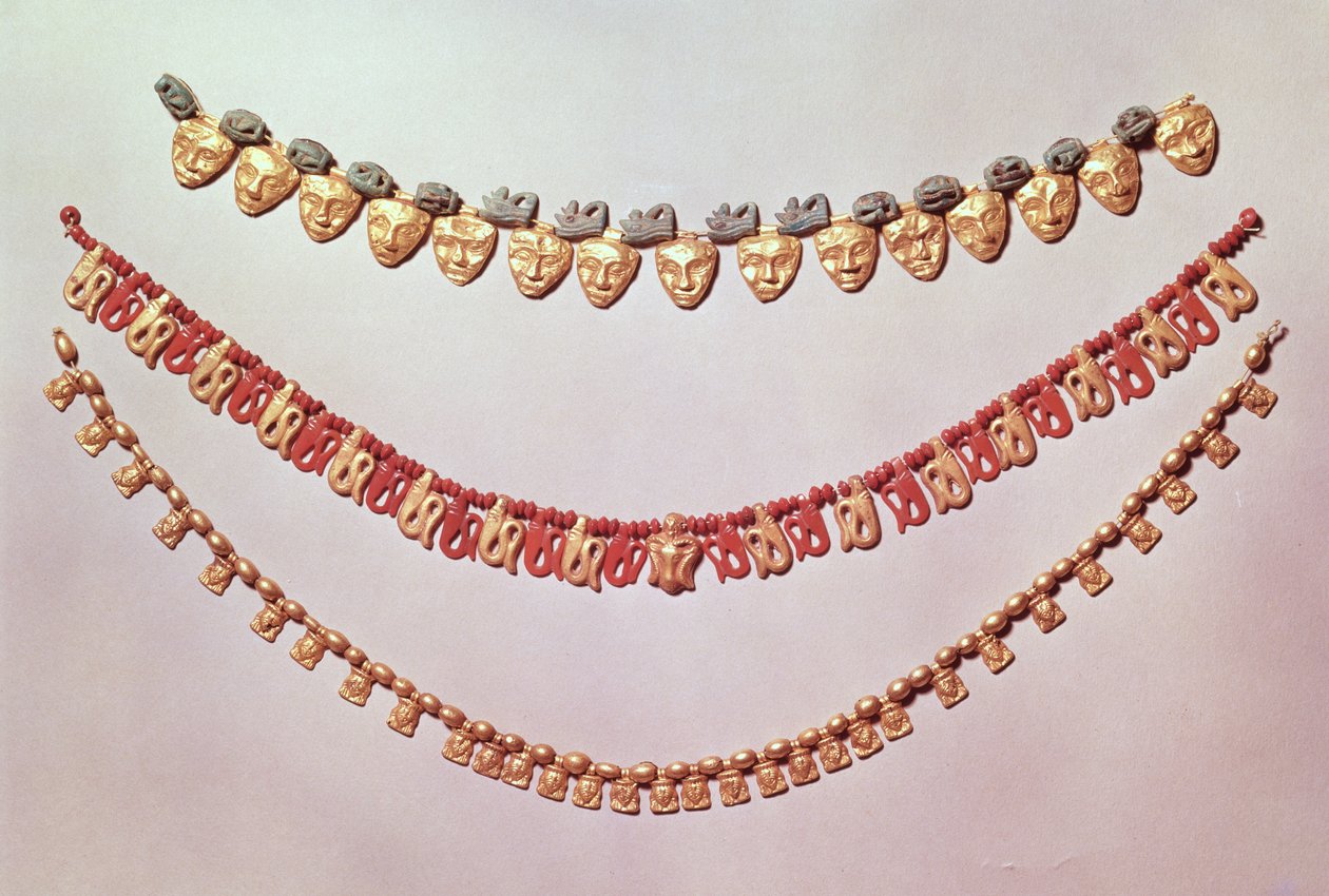 Üç kolye (altın ve yarı değerli taşlar) by Egyptian