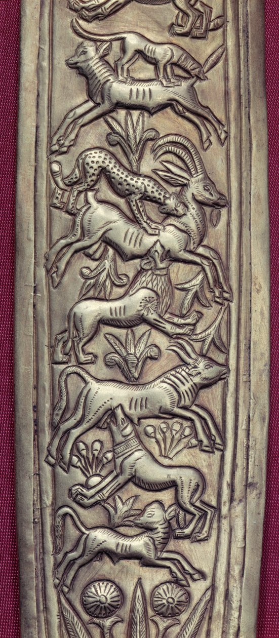 Bir leopar, bir aslan ve bir köpek tarafından saldırıya uğrayan antilop, geyik ve buzağı, Tutankhamun hazinesinden bir hançerin kınından detay, MÖ 1340 dolayları altın ve demir bkz. ayrıca 3979 ve 149453 by Egyptian 18th Dynasty