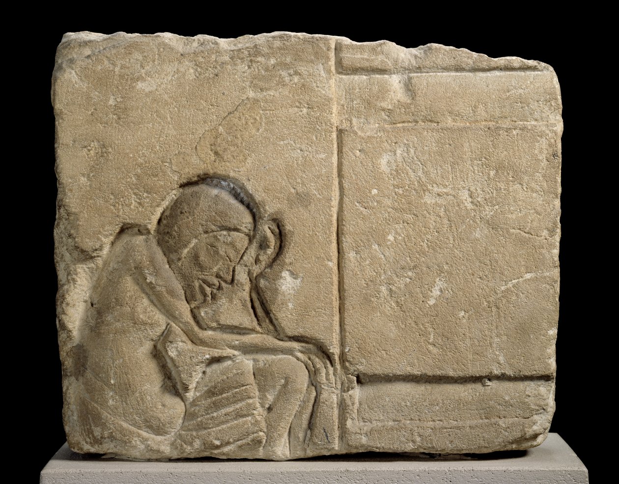 Saray kireçtaşı içinde uykulu bir hizmetçiyi betimleyen batık kabartmaya oyulmuş kireçtaşı parçası by Egyptian 18th Dynasty