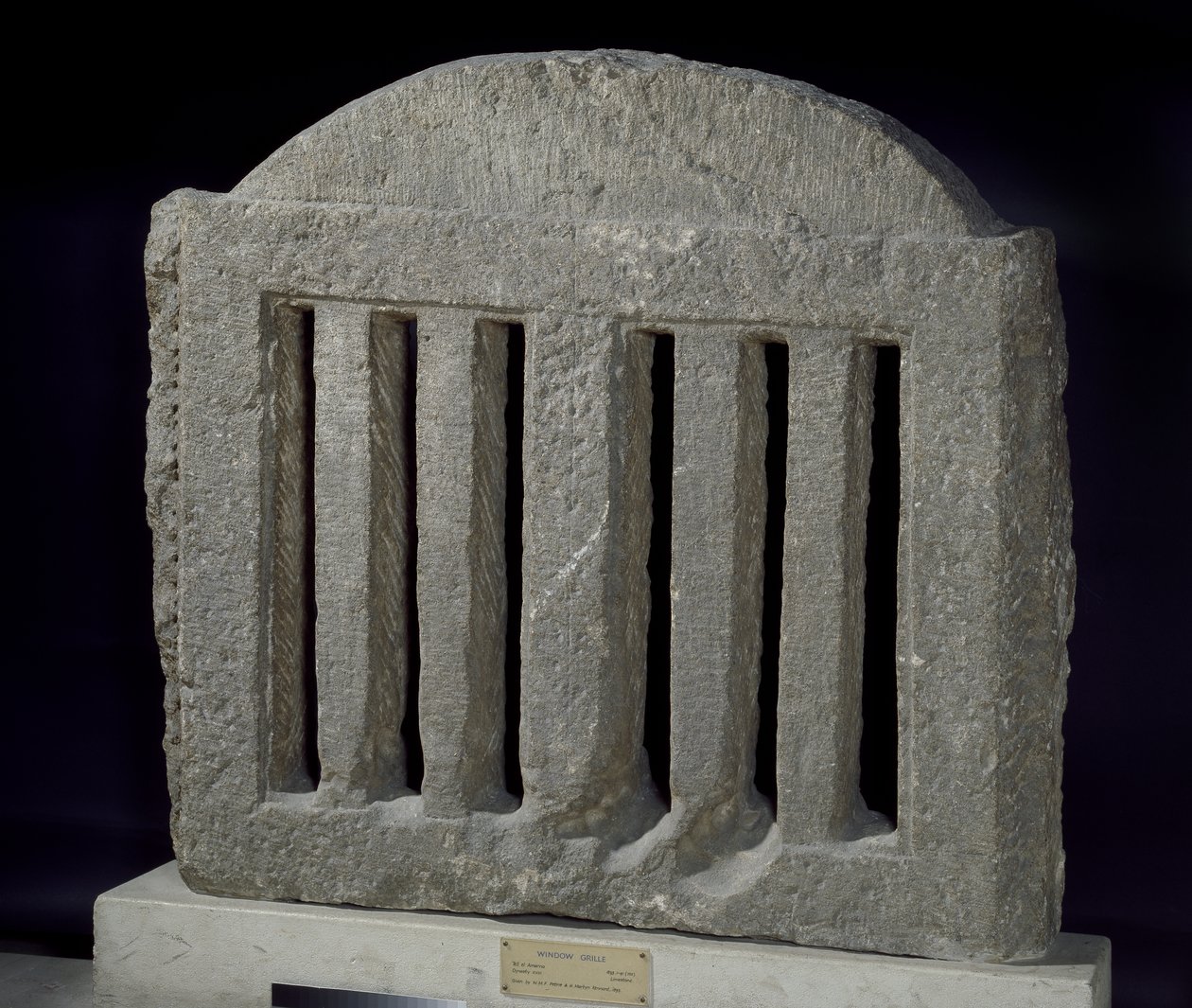 Bir pencere kireçtaşı için kireçtaşı kafes by Egyptian 18th Dynasty