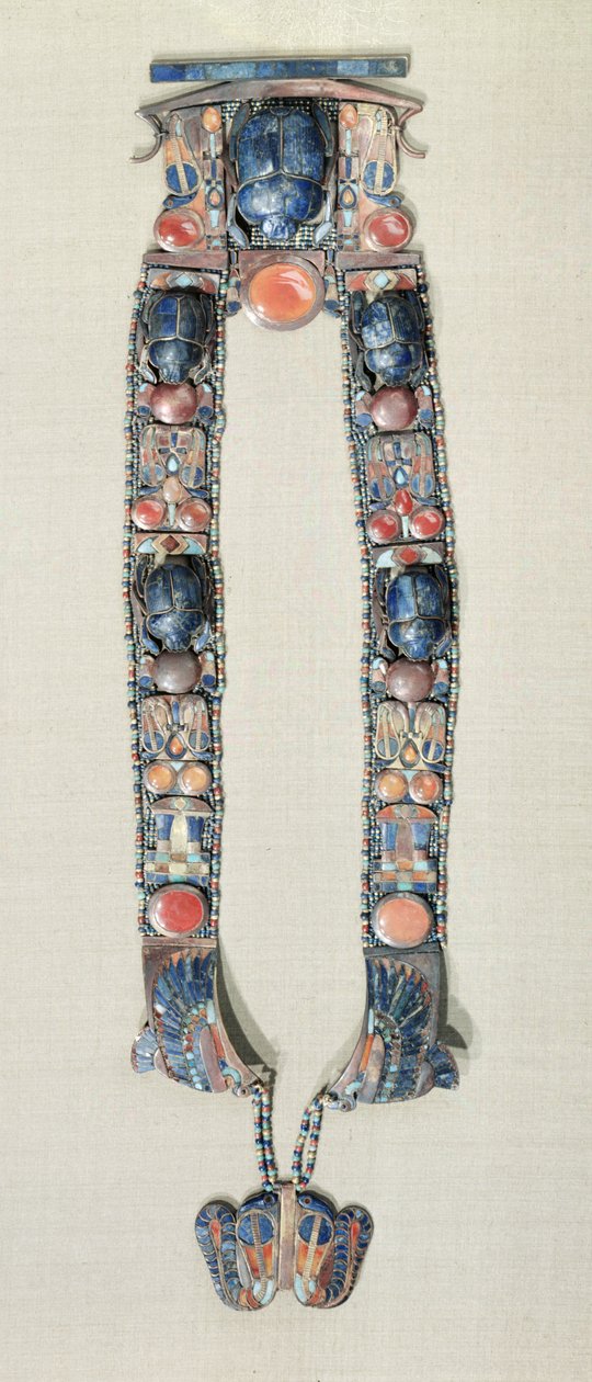 Tutankhamun c.1370-52 M.Ö. Yeni Krallık altın ve yarı değerli taşlar mezarından, tanrıların diriliş sembolünü gösteren bir tekne şeklinde krallar kolye by Egyptian 18th Dynasty