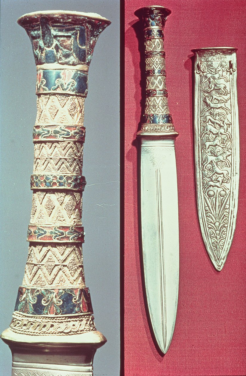 Altın hançer ve kın, Tutankhamun hazinesi, MÖ 1340 dolayları by Egyptian 18th Dynasty