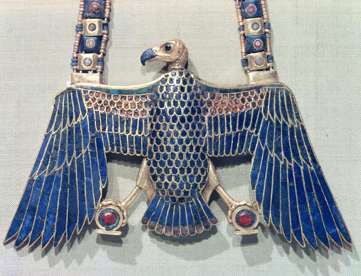 Tutankhamun'un mezarından akbaba uçlu kolye (MÖ 1370-52) Yeni Krallık (laciverttaşı ve kızılcıkla kaplı altın) by Egyptian 18th Dynasty
