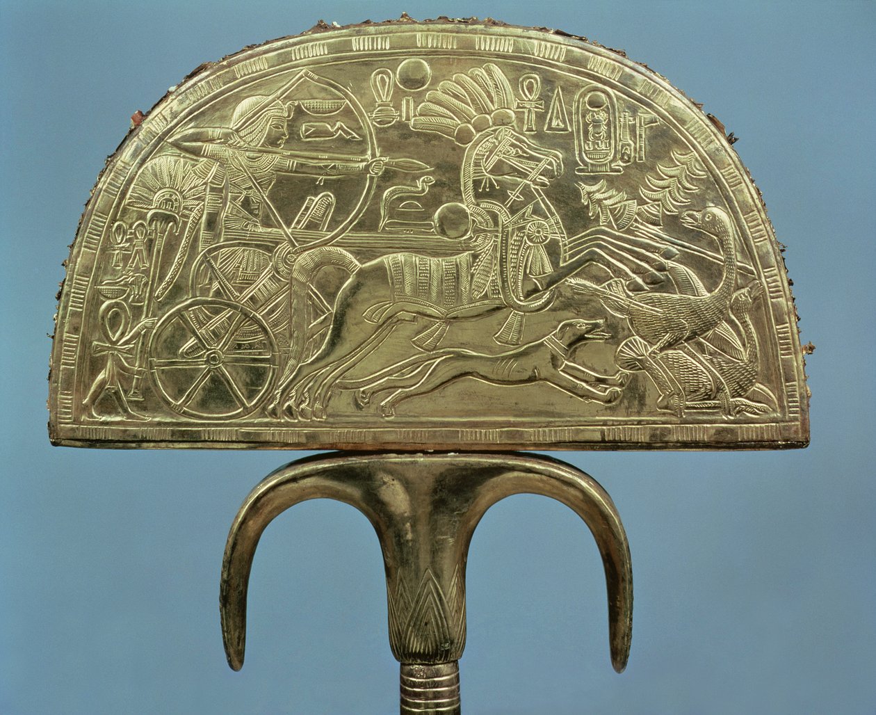 Tutankhamun'un Mezarı'ndan devekuşu tüyü yelpaze (MÖ 1370-1352) Yeni Krallık (altın levha kaplı ahşap) (ayrıca bkz. 227989) by Egyptian 18th Dynasty