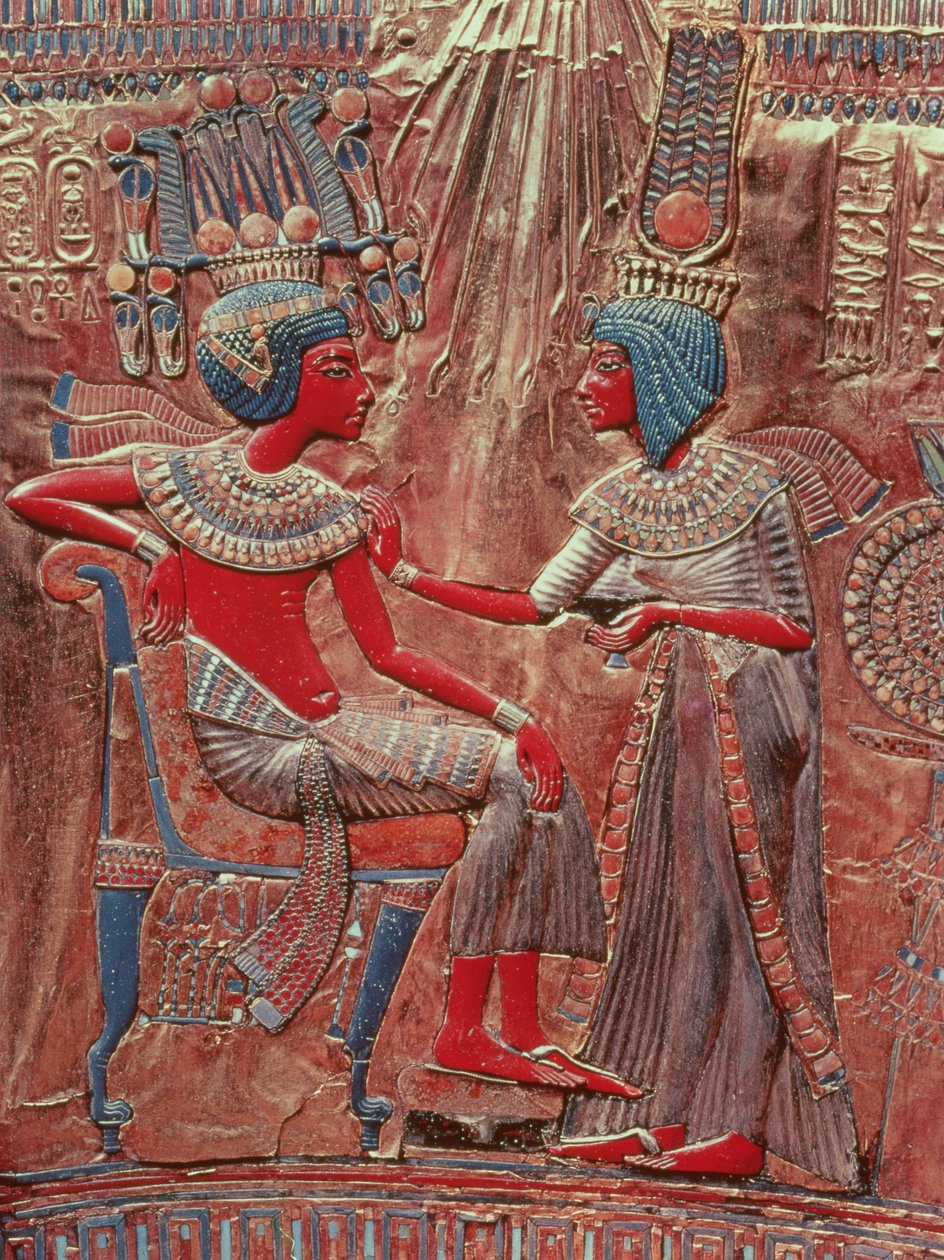 ಟುಟಾನ್‌ಖಾಮುನ್‌ನ ಸಿಂಹಾಸನದ ಹಿಂಭಾಗವು ರಾಣಿ ಆಂಖೆಸೇನಮುನ್ ಕಿಂಗ್ಸ್ ಟಾಯ್ಲೆಟ್, ನ್ಯೂ ಕಿಂಗ್‌ಡಮ್, ಸಿ.1340 BC ಗೆ ಅಂತಿಮ ಸ್ಪರ್ಶವನ್ನು ನೀಡುತ್ತಿರುವುದನ್ನು ಚಿತ್ರಿಸುತ್ತದೆ (ಚಿನ್ನದ ಮೇಲ್ಪದರದೊಂದಿಗೆ ಮರ ಮತ್ತು ಗಾಜಿನ ಮತ್ತು ಅರೆ-ಪ್ರಿಸಿಯೊಟರ್ಕ್ by Egyptian 18th Dynasty