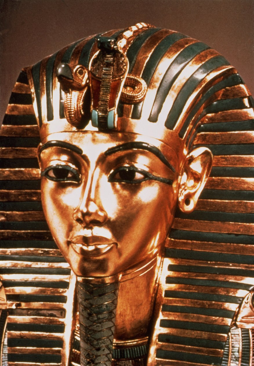 Tutankhamun Hazinesi'nden (MÖ 1370-52) altın maske MÖ 1340 dolayları (altın) (ayrıca bkz. 149421 & 162303) by Egyptian 18th Dynasty