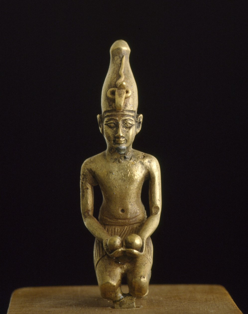 İki şarap kasesi sunan beyaz taçlı kral heykelciği katı dökme elektrum by Egyptian 19th Dynasty