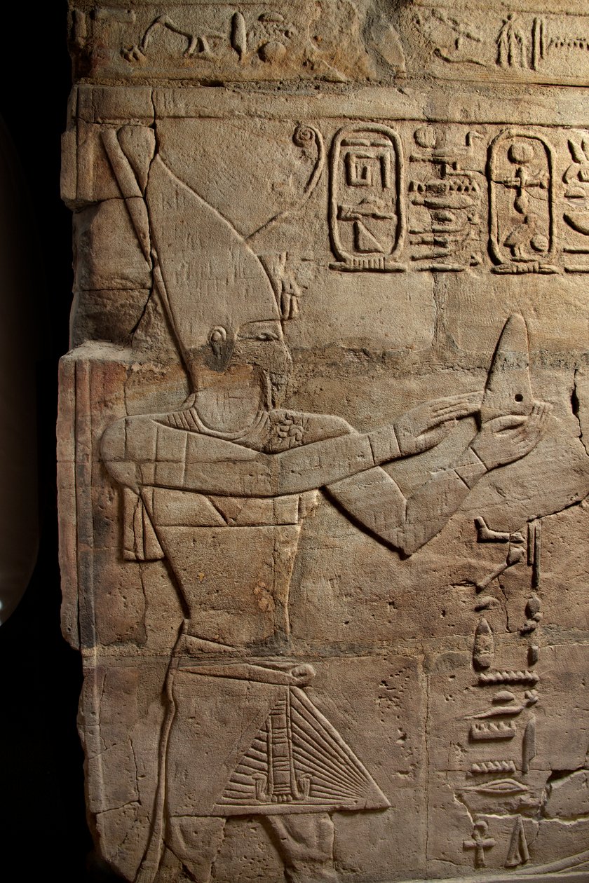 Firavun Taharqa tarafından Nubia'da Kawa'da inşa edilen Amun Tapınağı'nın avlusunda dikilen bir türbe üzerinde kabartma, 25. Hanedan, Geç Dönem, MÖ 690-64, 107896 kumtaşı detayı by Egyptian 25th Dynasty