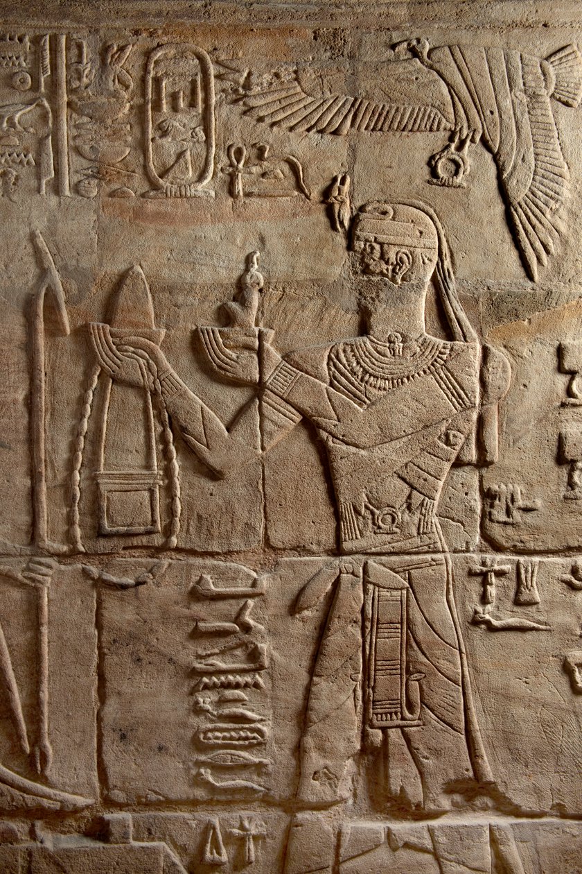 Firavun Taharqa tarafından Nubia'da Kawa'da inşa edilen Amun Tapınağı'nın avlusunda dikilen bir türbe üzerinde kabartma, 25. Hanedan, Geç Dönem, MÖ 690-64, 107896 kumtaşı detayı by Egyptian 25th Dynasty