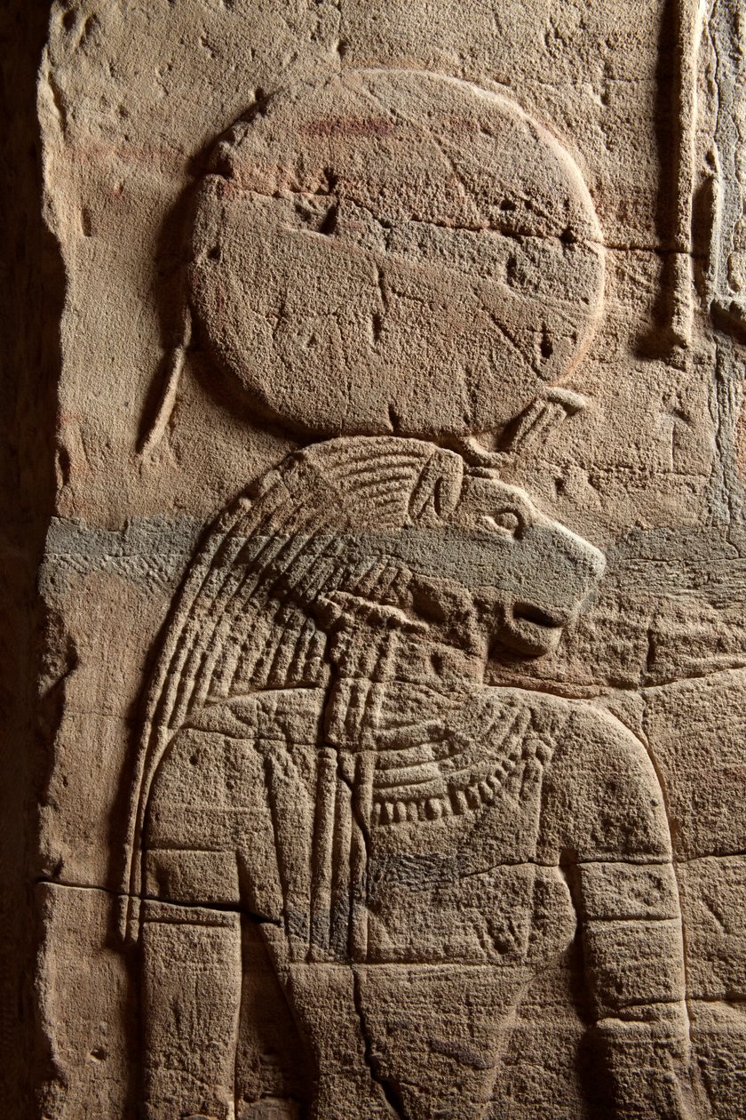 Firavun Taharqa tarafından Nubia'da Kawa'da inşa edilen Amun Tapınağı'nın avlusunda dikilen bir türbe üzerinde kabartma, 25. Hanedan, Geç Dönem, MÖ 690-64, 107896 kumtaşı detayı by Egyptian 25th Dynasty
