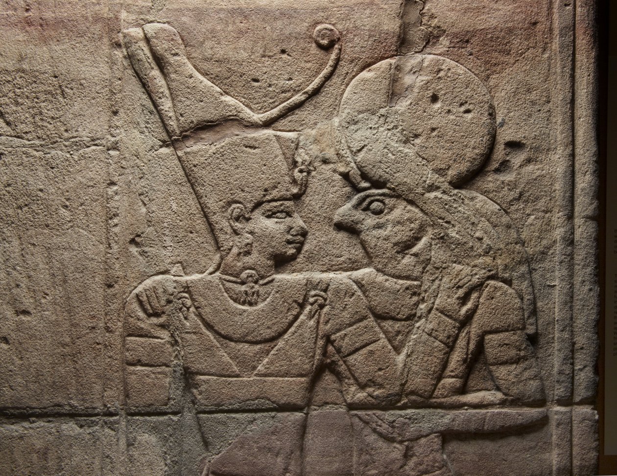 Firavun Taharqa tarafından Nubia'da Kawa'da inşa edilen Amun Tapınağı'nın avlusunda dikilen bir türbe üzerinde kabartma, 25. Hanedan, Geç Dönem, MÖ 690-64, 107896 kumtaşı detayı by Egyptian 25th Dynasty