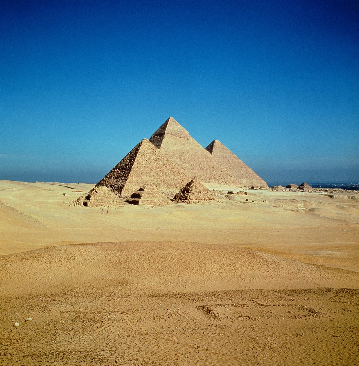 Khufu, Khafre ve Menkaure, Eski Krallık Piramitlerinin Görünümü by Egyptian 4th Dynasty
