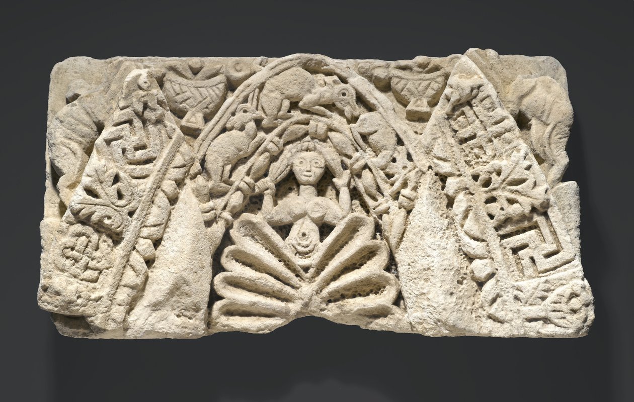 Kadın figürlü kemer (kireçtaşı) by Egyptian