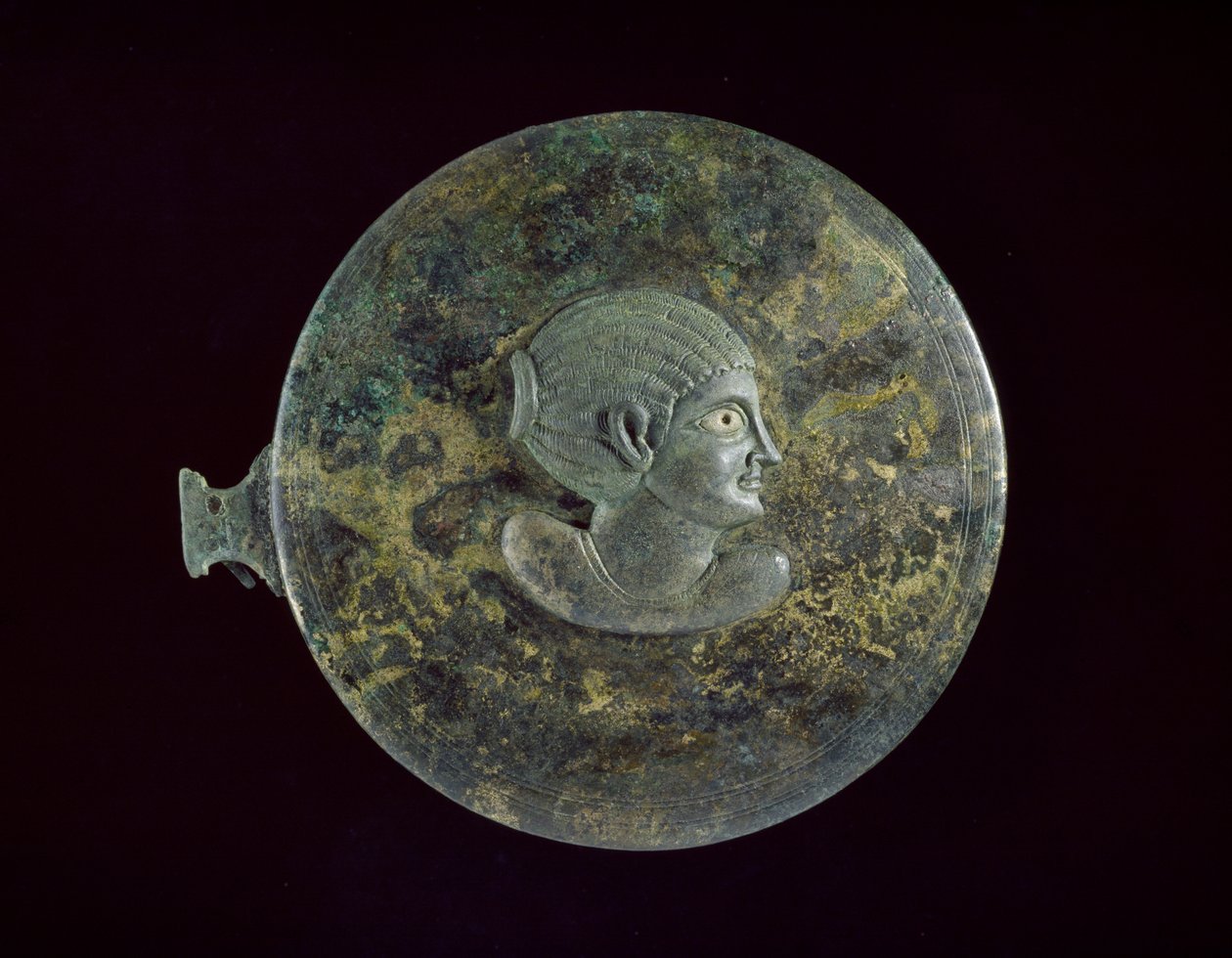 Hellenistik kabartmalı bir kadın büstüne sahip döküm bronz ayna kapağı, MÖ 100 - MS 100 (çizilmiş bezemeli döküm bronz) by Egyptian