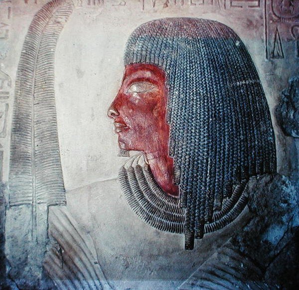 Mısırlı bir mezardan tüylü bir adamın başı (boyalı kireçtaşı) by Egyptian