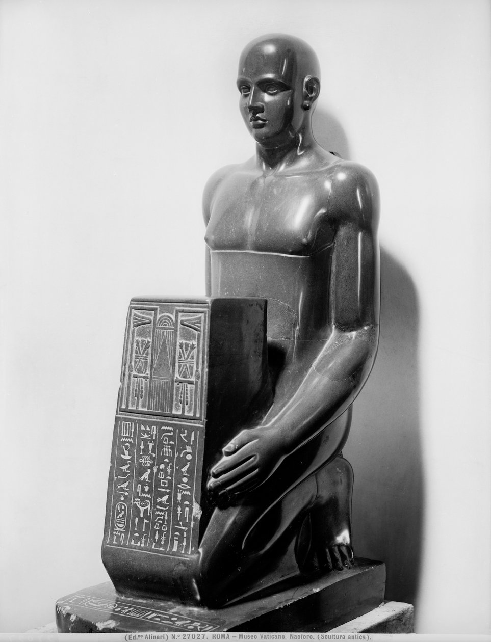 Naophorous bir adam heykeli (bazalt) by Egyptian
