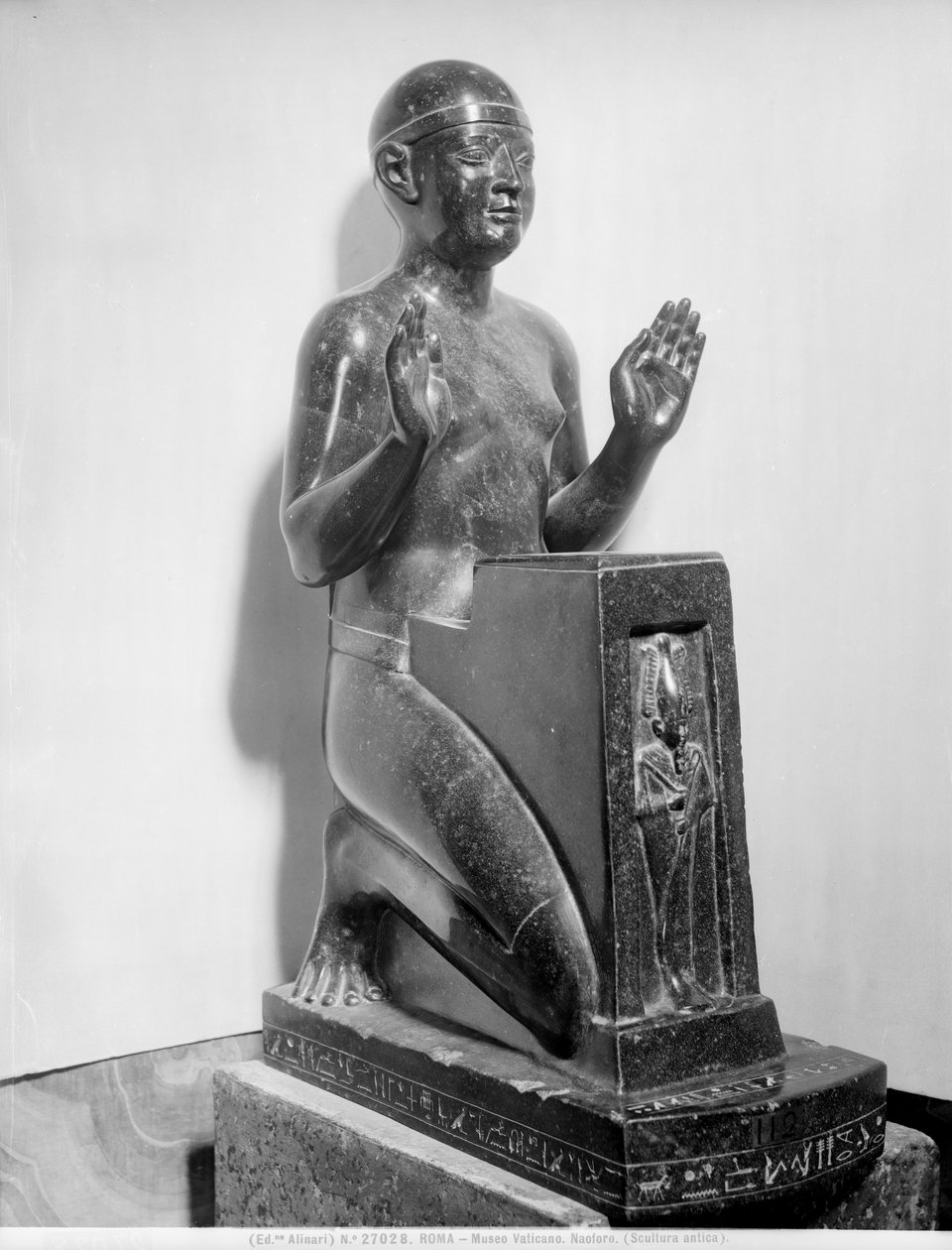 Naophorous bir adam heykeli (bazalt) by Egyptian