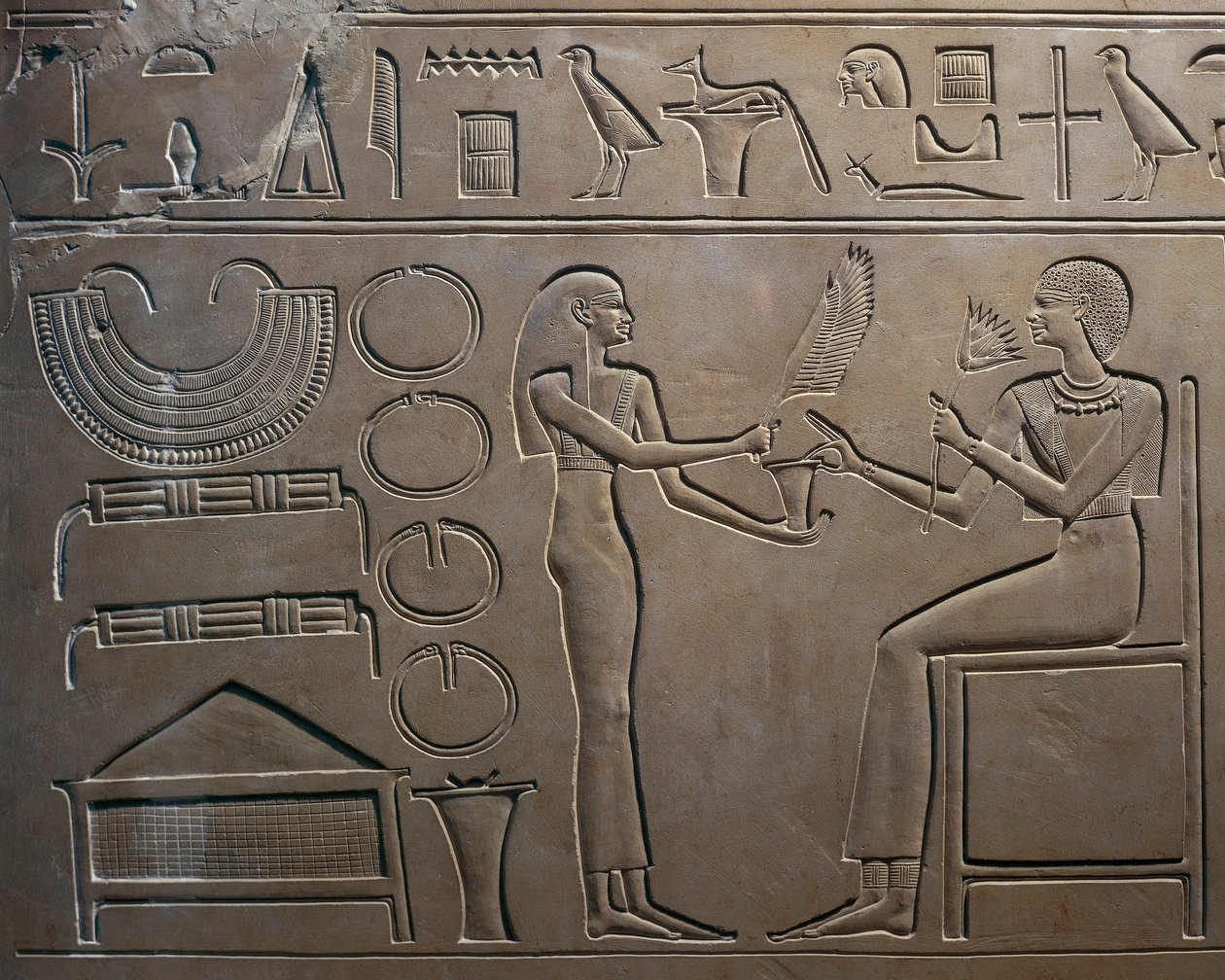 Kraliçe Kawit Lahdi, Mentuhotep II Tapınağı, Deir el Bahari, Mısır'dan kraliçeye mücevherleri gösteren hizmetçi ile kabartma detayı by Egyptian 11th Dynasty