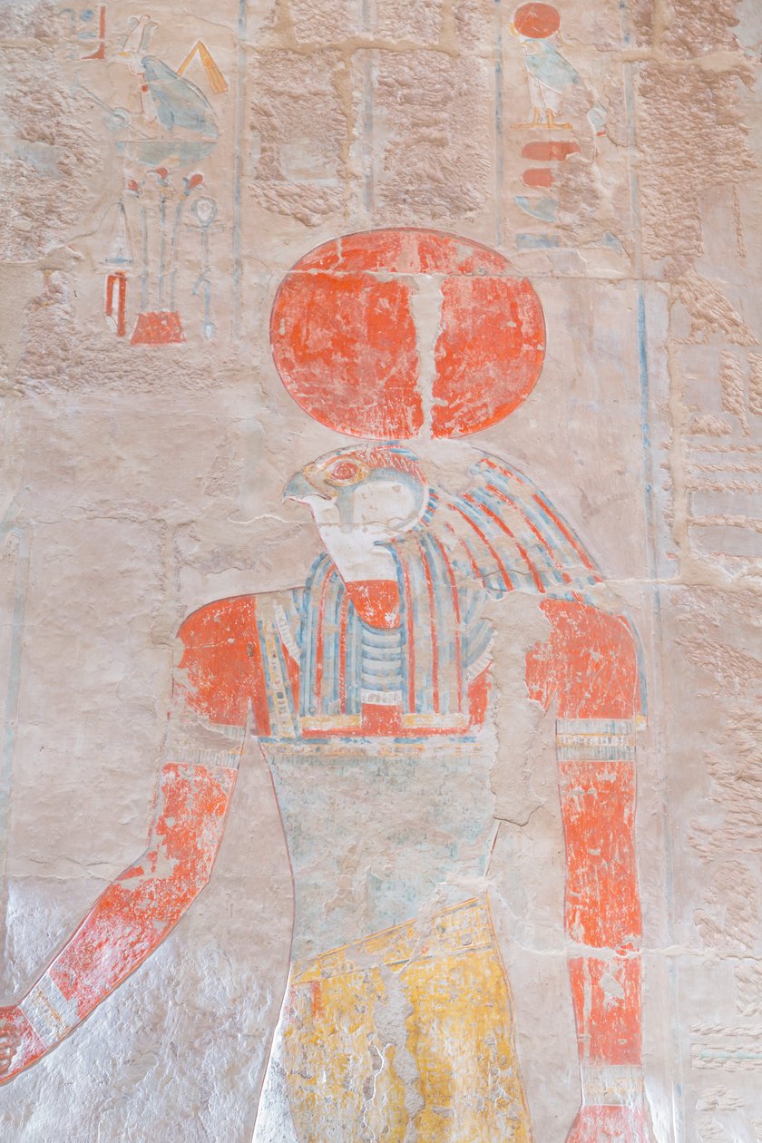 Güneş tanrısı Ra'nın alçak kabartma oyması, Deir Al Bahari'nin Hatşepsut tapınağı, Luksor, Mısır (fotoğraf) by Egyptian 18th Dynasty