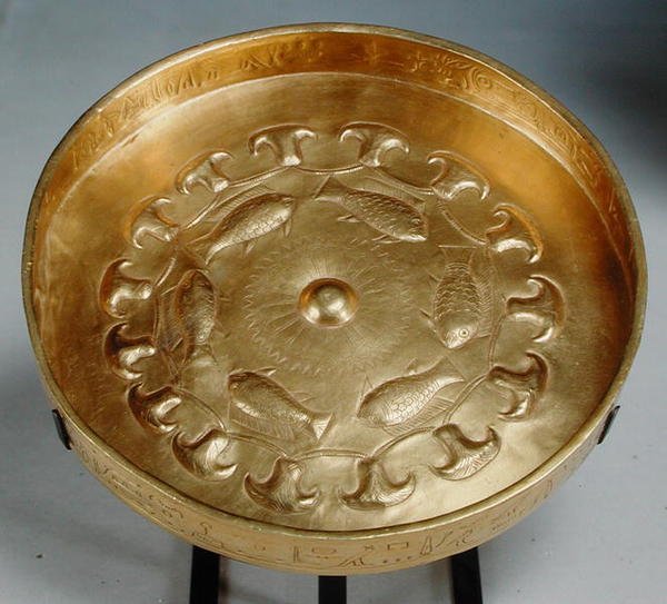ಹೊಸ ಸಾಮ್ರಾಜ್ಯ, c.1479-1425 (ಚಿನ್ನ) ಟರ್ಕಿ ಮೀನು ಮತ್ತು ಹೂವುಗಳಿಂದ ಅಲಂಕರಿಸಲ್ಪಟ್ಟ ಜೆಹುಟಿಯ ಜನರಲ್ ಡ್ಯೂಟಿಗೆ ಸೇರಿದ ಭಕ್ಷ್ಯ by Egyptian 18th Dynasty