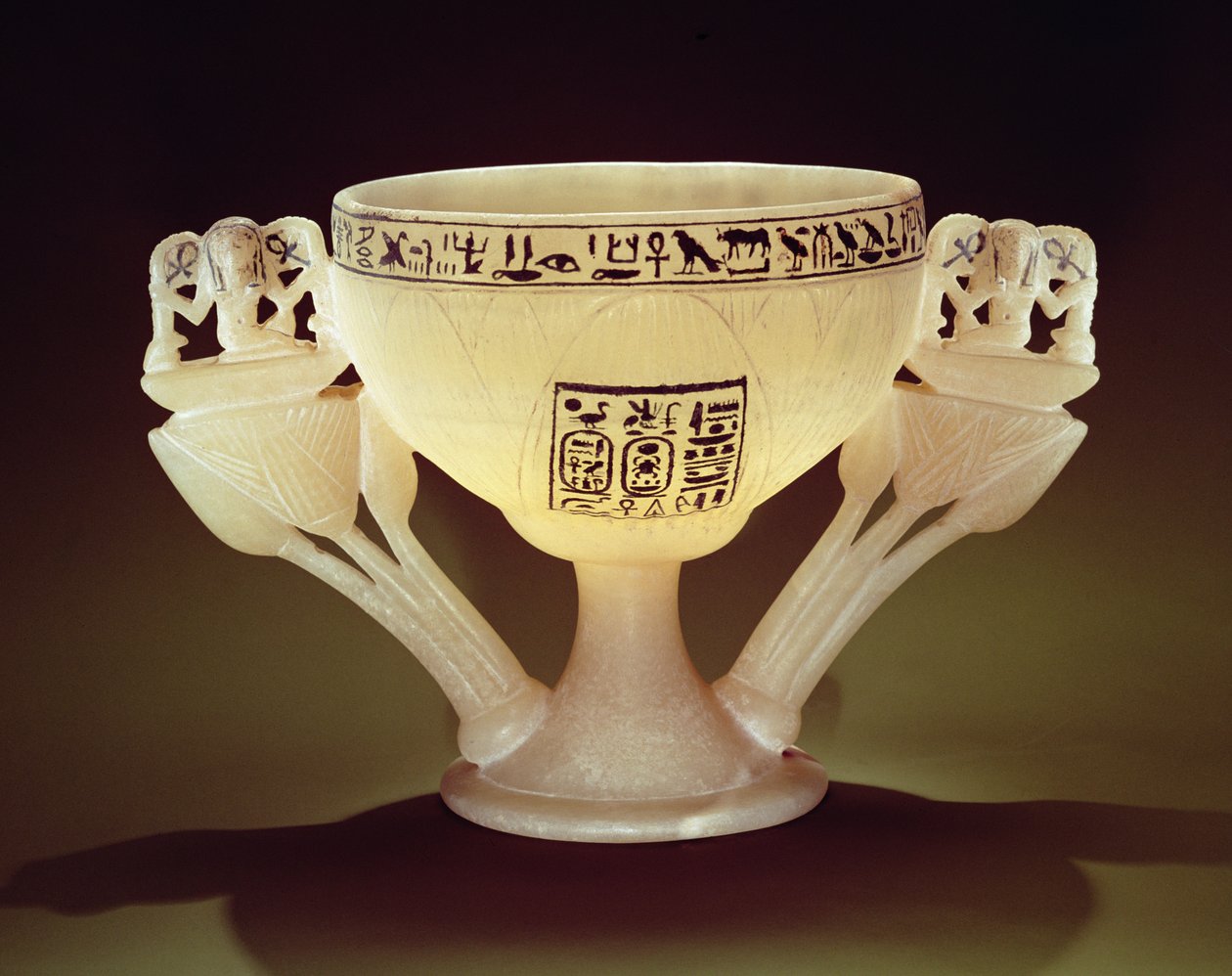 Tutankhamun (MÖ 1370-1352) Yeni Krallık (kaymaktaşı) mezarının girişinde bulunan yarı açık lotus çiçeği şeklinde içme kabı (ayrıca bkz. 162302 & 149480) by Egyptian 18th Dynasty