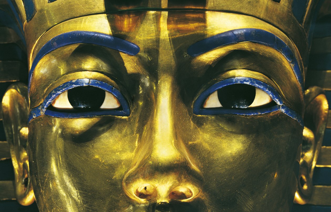 Mısır, Teb, Luksor, Krallar Vadisi, Tutankhamun Mezarı, Tutankhamun Hazineleri, Firavunun altın maskesi by Egyptian 18th Dynasty