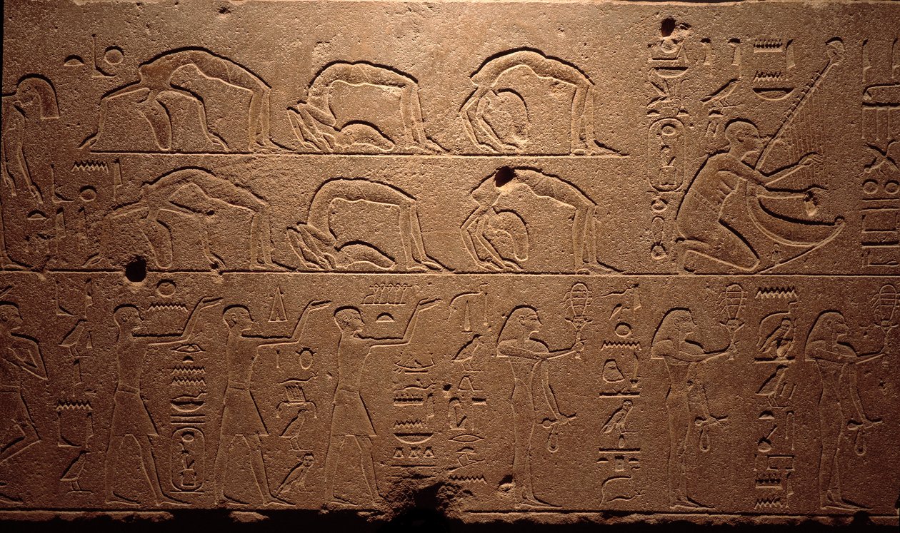 Mısır antik dönemi: dansçıları, akrobatları ve müzisyenleri betimleyen oyulmuş bir fresk detayı. Kraliçe Hatshepsut (Hatshepsut) 18. hanedanlık dönemi. Luksor, Mısır Sanat Müzesi by Egyptian 18th Dynasty