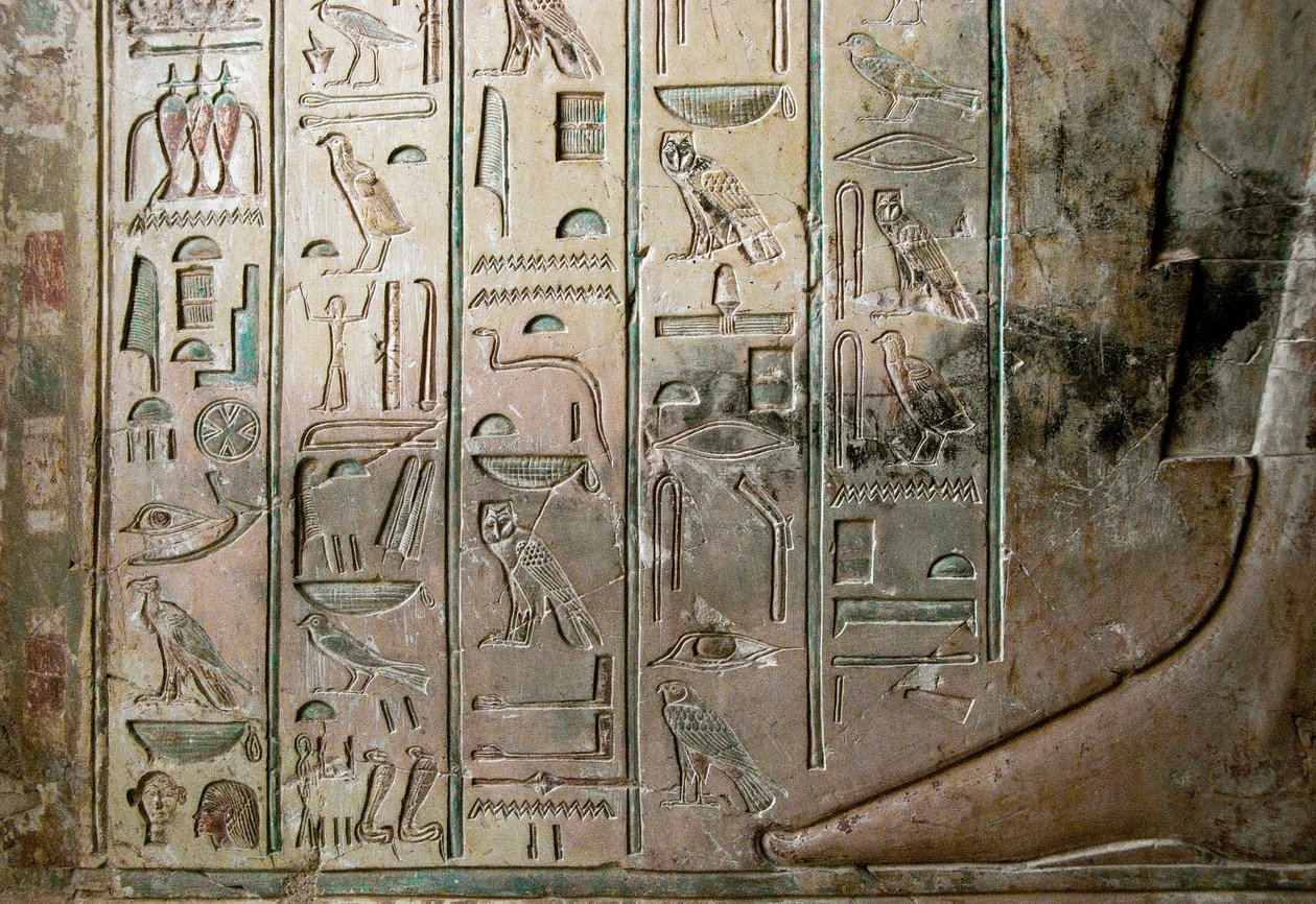 Mısır antikası: Kha em Het (Khaemhat) çatı katı müfettişi ve Amenophis III (TT57) mahkemesindeki katip mezarının kabartması ve hiyeroglifleri. 18 hanedanı. 1530-1290 M.Ö. Vallee des Nobles. Luksor, Batı Şeria, Mısır by Egyptian 18th Dynasty