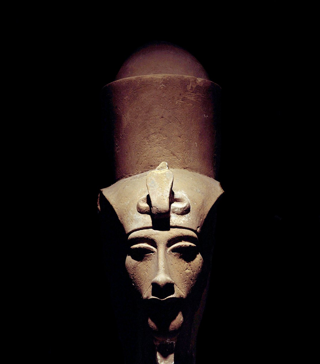 Mısır antik: çift taç taşıyan Amenhotep IV (Amenophis IV veya Akhenaton) heykeli. 1301 M.Ö. 18 hanedanı. Heykelin detayı. Thebes