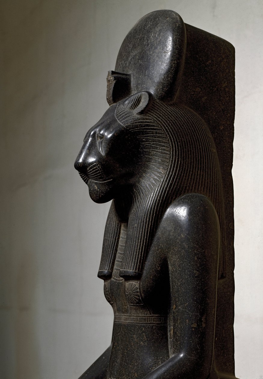 Mısır antik: dişi aslan tanrısı Sekhmet güneş diski ile taçlandırılmıştır. Siyah granit heykeli. 1540-1295 M.Ö. karartmak 210 cm Torino, Mısır müzesi by Egyptian 18th Dynasty